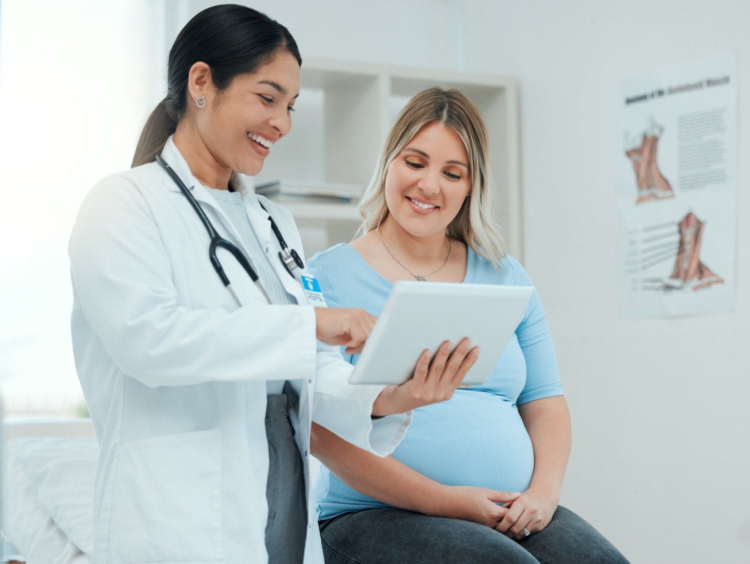 Doctor speaking to pregnant patient